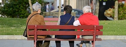 Tři starší ženy na lavičce Foto: Depositphotos