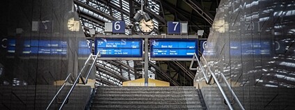 Digitální tabule na hlavním nádražím v Kolíně nad Rýnem Foto: BalkansCat Depositphotos